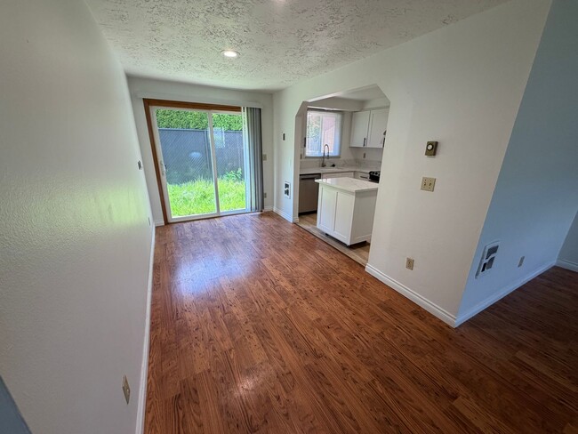 Photo - 2780 Oxford St
