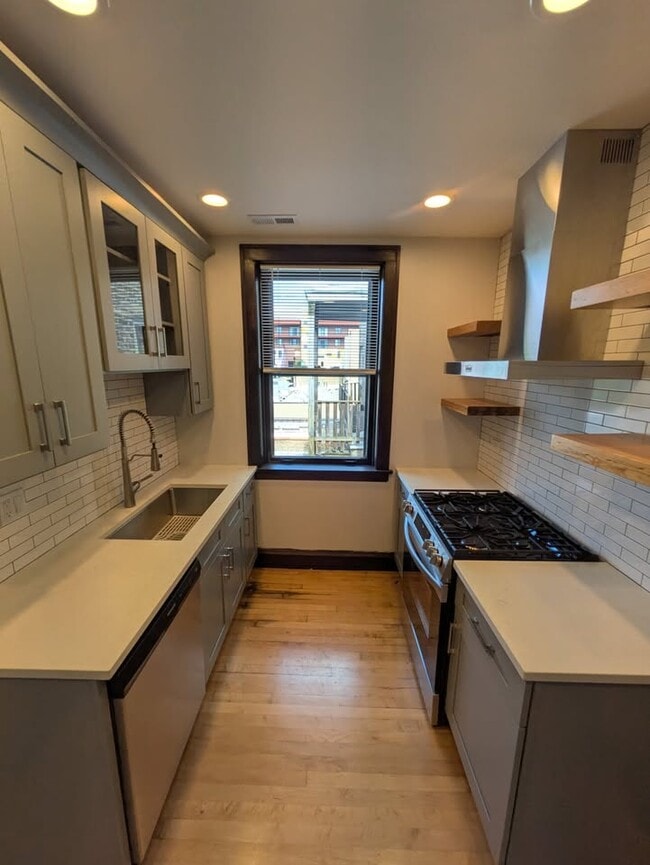Building Photo - 6409 N Talman Ave Unit 301