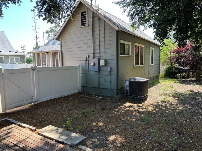 Photo - 909-902 Stillman Ave