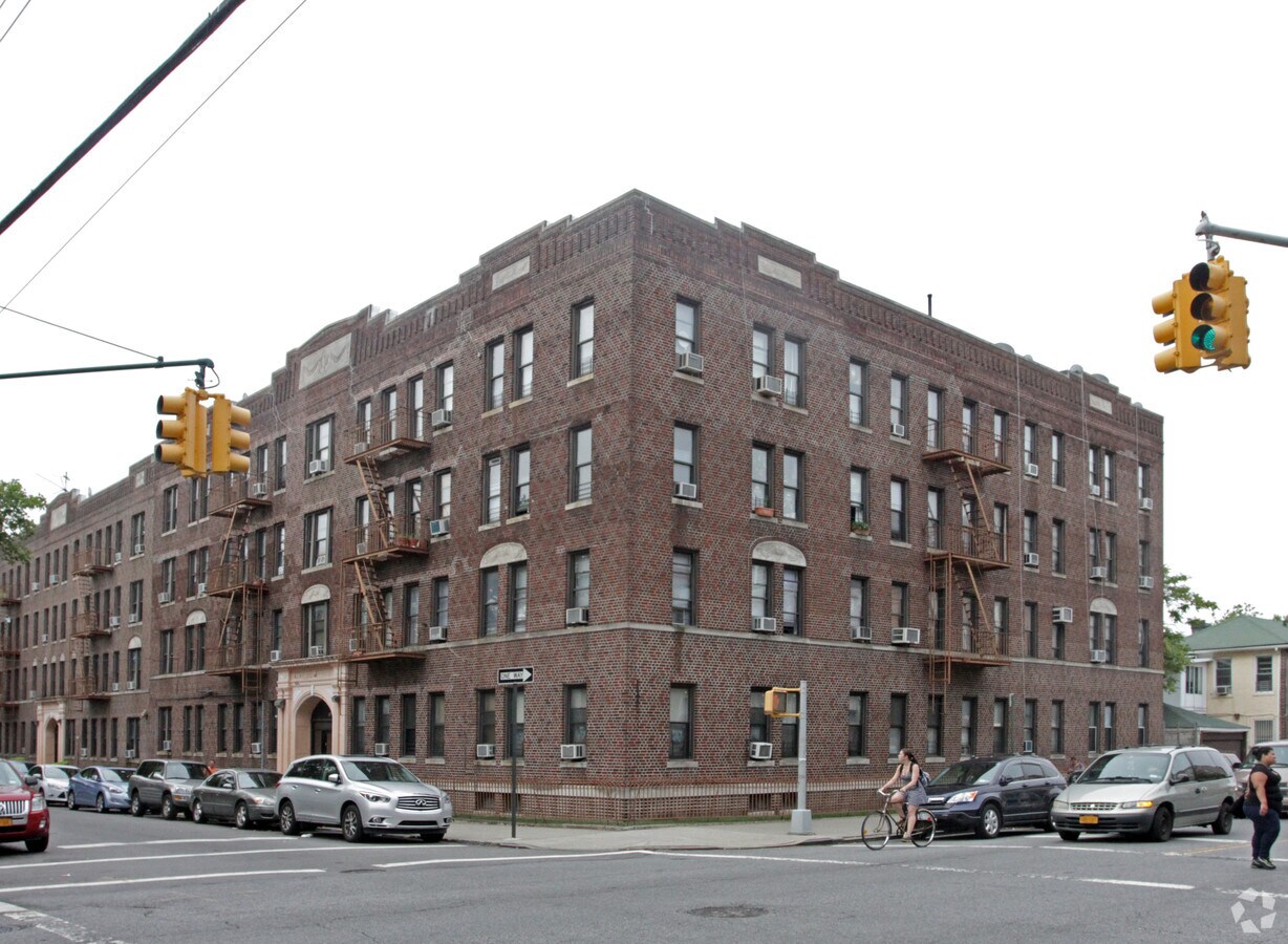 Photo - 902 47th St Apartments