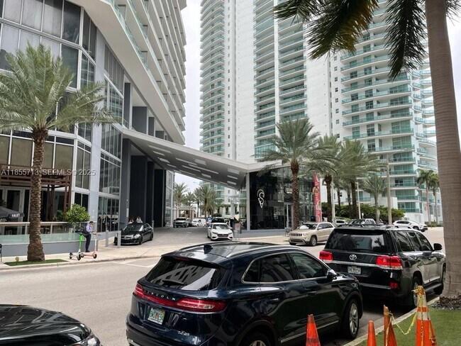 Building Photo - 170 SE 14th St Unit 1904