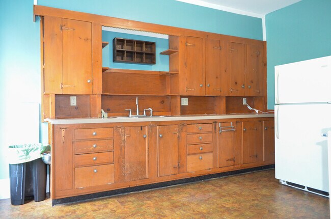 Kitchen - 35 College St Unit 2