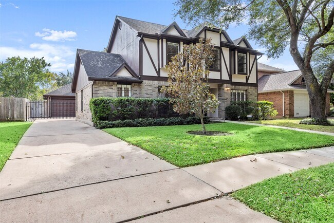 Photo - 2415 Parkwood Ln
