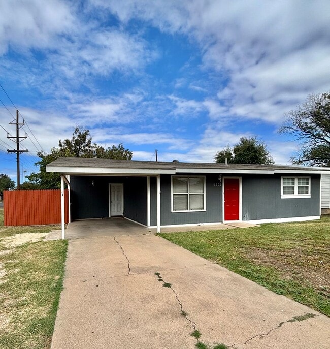 Building Photo - NOW AVAILABLE - Spacious 3-Bedroom Home + ...