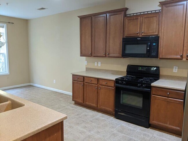 Photo - 204 Chateau Pl