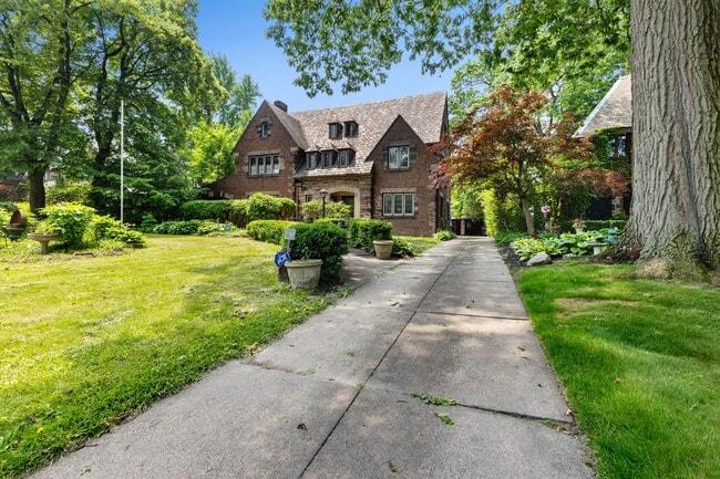 Building Photo - 2260 5th Ave