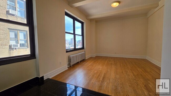 Sunlit 8th-Floor 1-Bed with Skyline Views in East Village