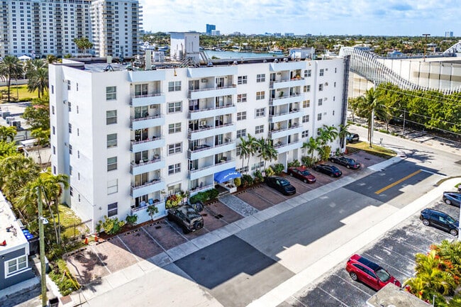 Building Photo - 2900 Banyan St Unit 202
