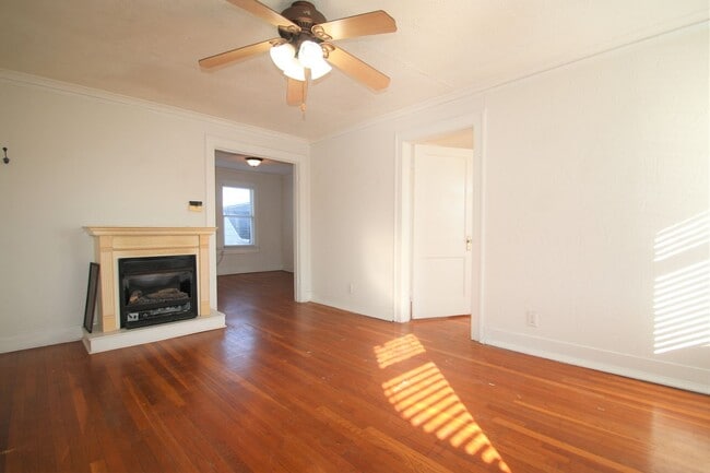 Building Photo - Charming 1 Bed + Bonus Room Near Cultural District — Hardwoods, Fireplace & Sunroom! Unit 4800 Bryce Ave #3