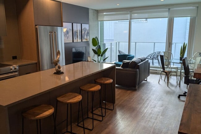 Building Photo - 952 Johnson St