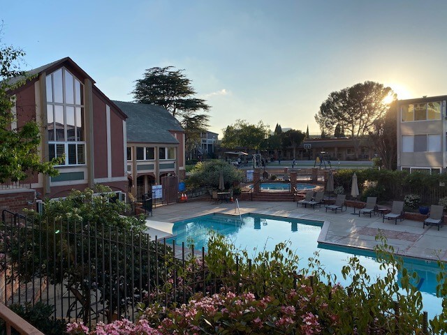 Building Photo - 6515 Green Valley Cir Unit 200