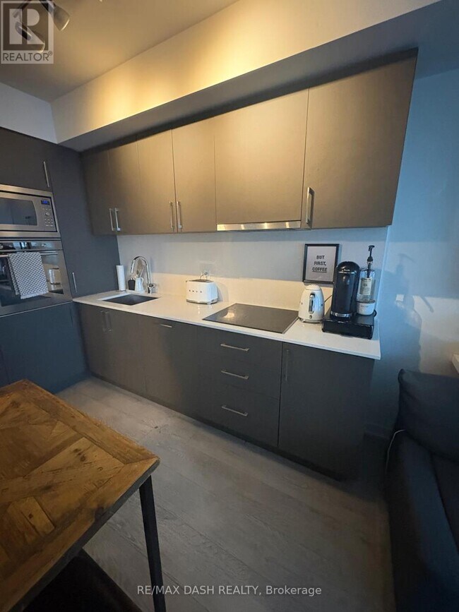 Photo - 27 Bathurst St Unité 716