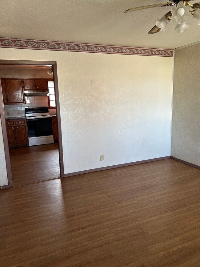 Photo - 102 E Elm St