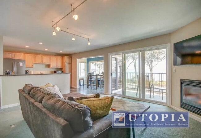 Ocean Views! 2 bd/ 1.5 bath condo w/ Commu... - Ocean Views! 2 bd/ 1.5 bath condo w/ Commu... Unit 203