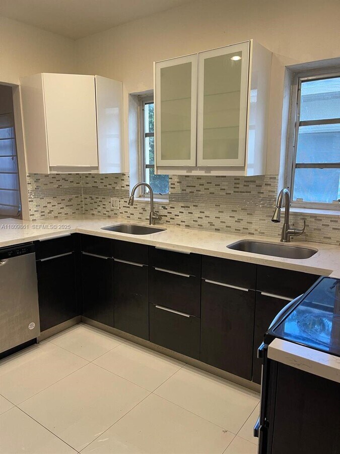 Photo - 330 W 46th St