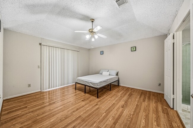 Photo - 9915 Villa Verde Dr