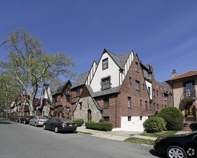 Building Photo - Fairfield Tudor at Auburndale Rental