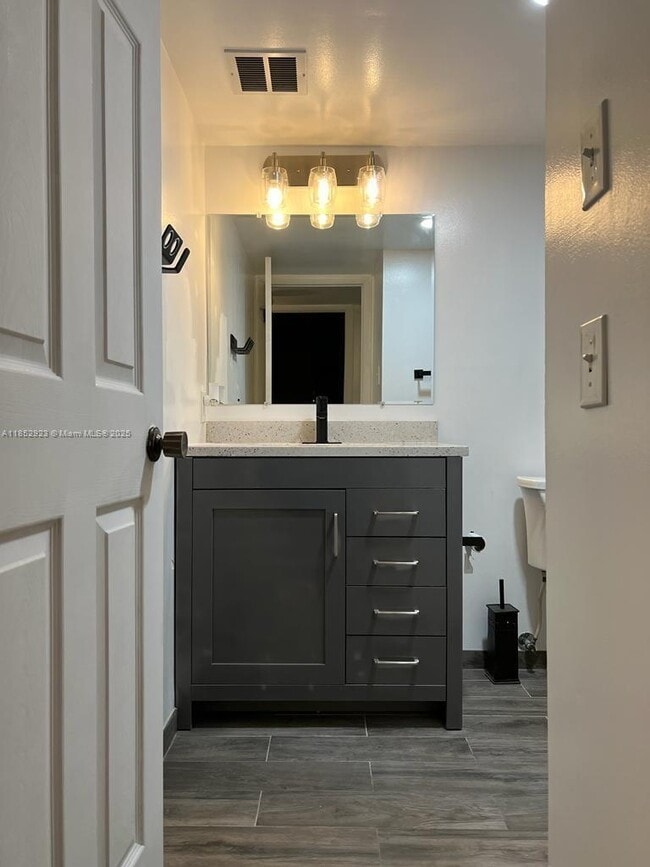 Building Photo - 2751 Taft St Unit 302 Rental
