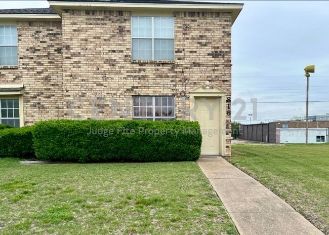 2-Story 2/1.5 Duplex in DeSoto Ready For M... - 2-Story 2/1.5 Duplex in DeSoto Ready For M... House