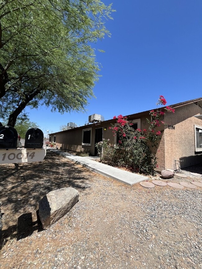 Building Photo - Four Bedroom Duplex; Water Included! Unit 1