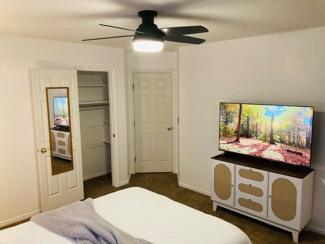 Building Photo - 1545 S Ash Creek Dr Unit Co-living House Female