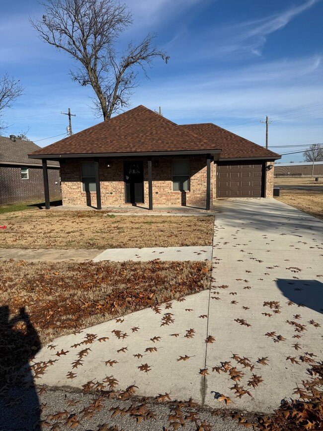 New 3 bed / 3 bath in Truman. Available Now! - New 3 bed / 3 bath in Truman. Available Now! Casa