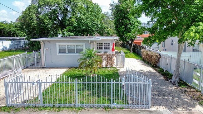 Building Photo - 3121 SW 25th Ter Unit 2 Rental