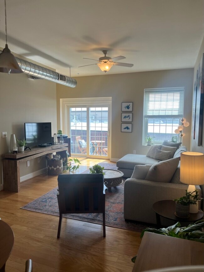 Living Area - 66 Landing Ln Unit 314