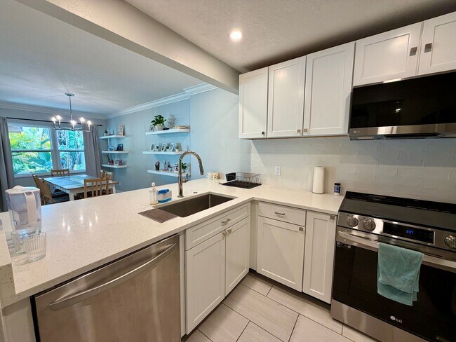 Photo - Updated 3 Bed 2.5 Bath Townhouse - SoHo / Hyde Park Area