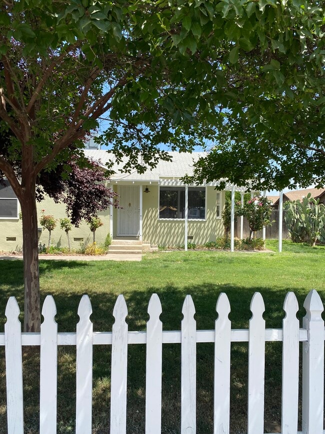 Photo - 620 E Tulare Ave House