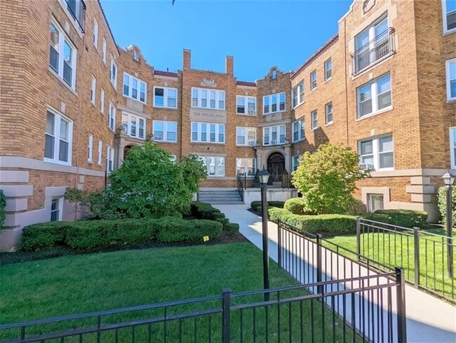 Building Photo - 172 Maple St Unit 303