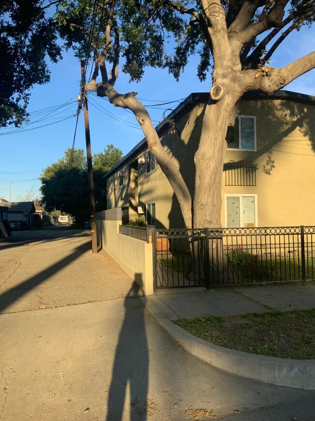 Photo - 837 S Gordon St Unidad C