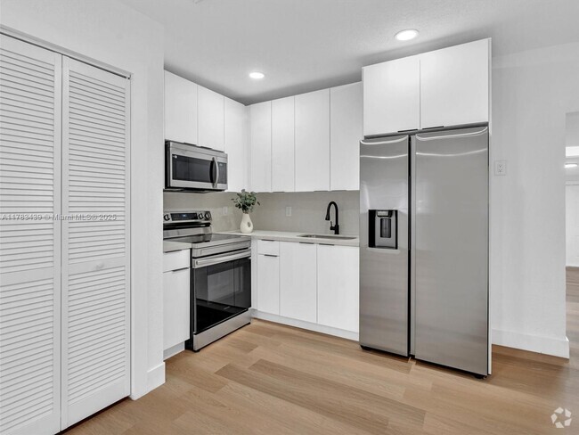 Building Photo - 470 NE 165th St Rental