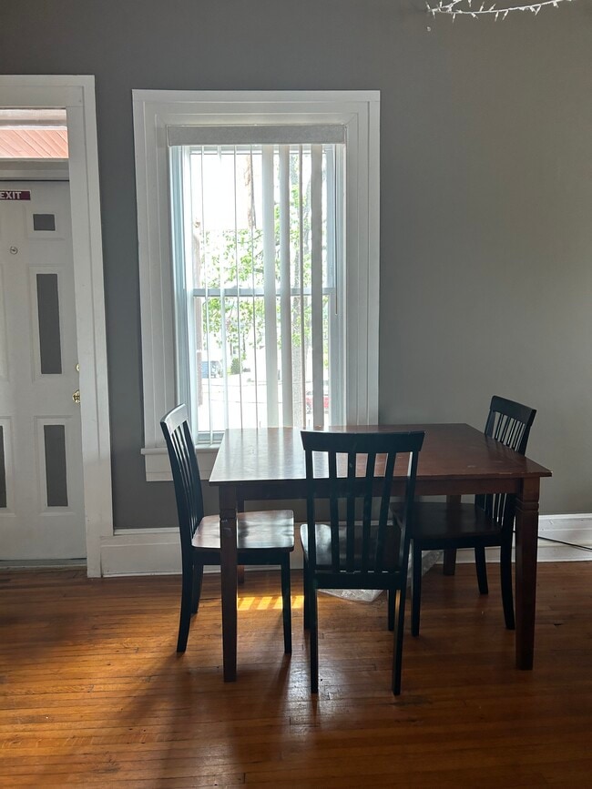Open floor plan dining area - 214 W Main St Unit 2nd Flr
