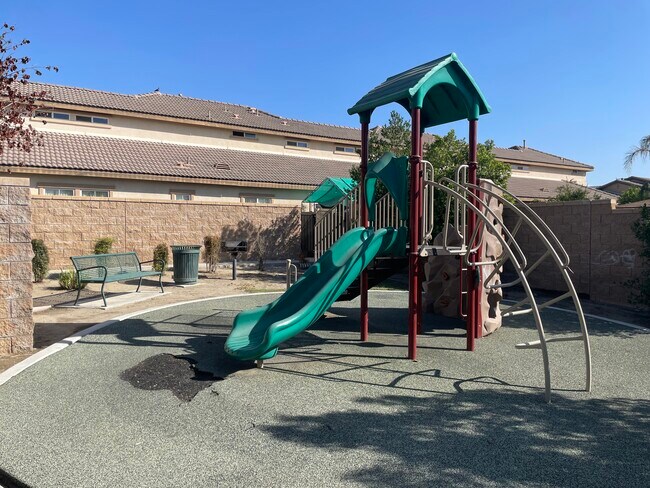 Photo - 16558 Paine St