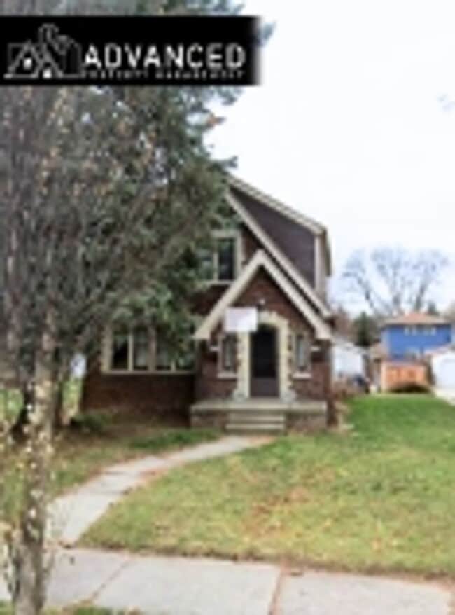 Building Photo - Charming 2-Bedroom Lower Unit in Milwaukee’s Tippecanoe Neighborhood – Available Now!