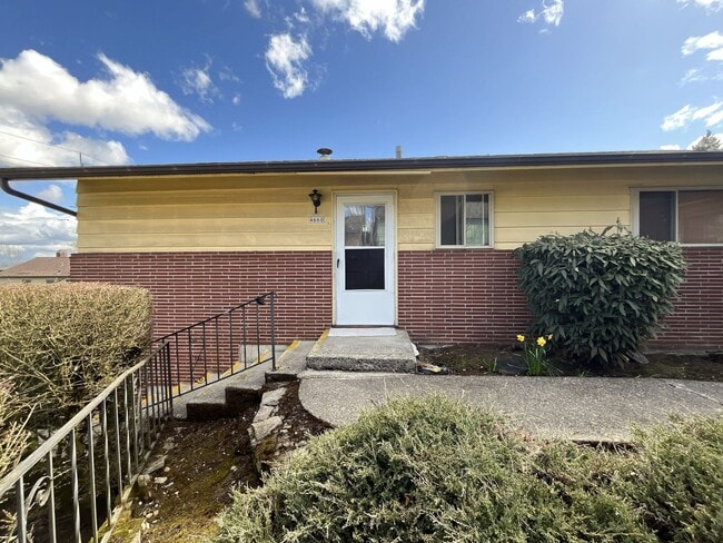 Photo - Spacious 3 Bedroom with Bonus Living Area, Patio & Built in Fireplace Unidad #4660