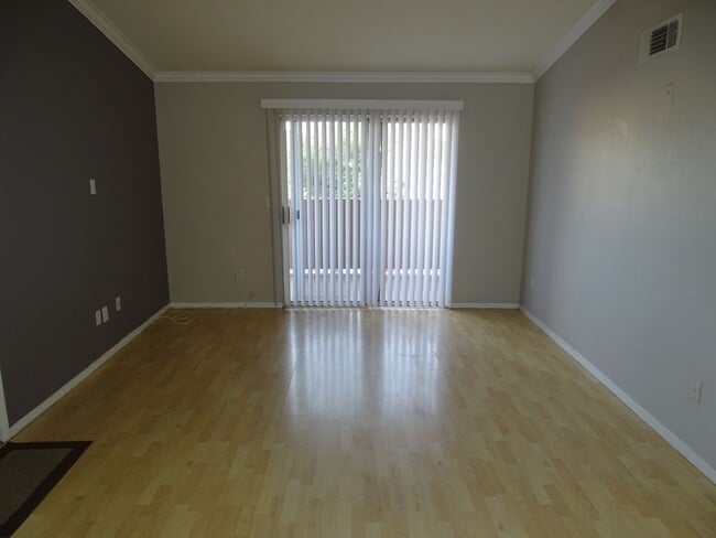 Photo - Well Cared For 1 Bed, 1 Bath 2nd Floor West Side Condo Unidad 2035