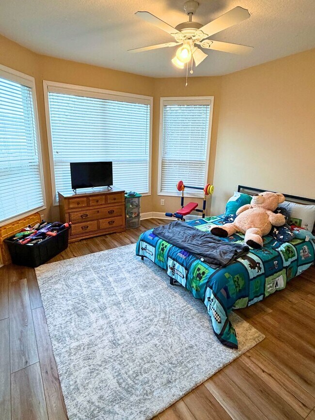 Photo - 3/2 with grass cutting included & access to community amenities.