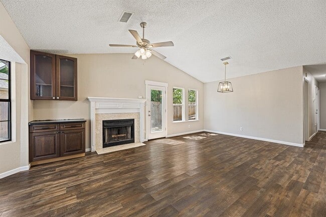 906 Oleander Ln