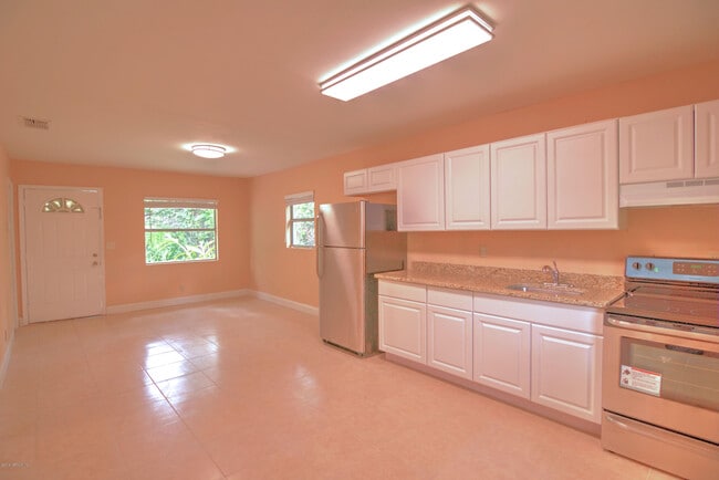 Building Photo - 2885 Gilmore St Rental