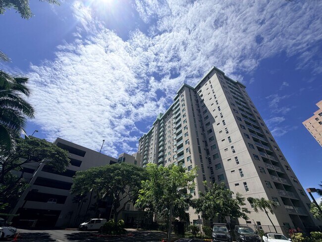 Building Photo - 3009 Ala Makahala Pl Unit 706