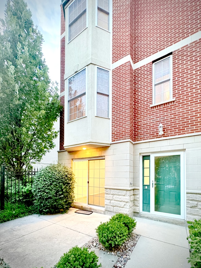 Building Photo - 2320 W Adams St Unit 5 Rental