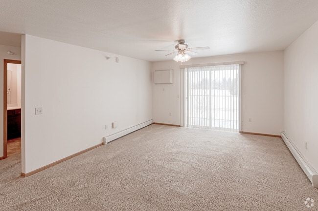 1BR, 1BA - 801 SF
