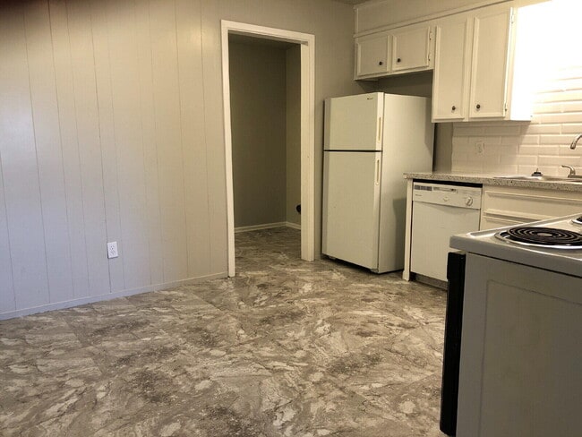 Photo - 7404 Avenue W