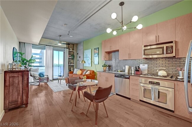 Building Photo - 353 E Bonneville Ave Unit 569