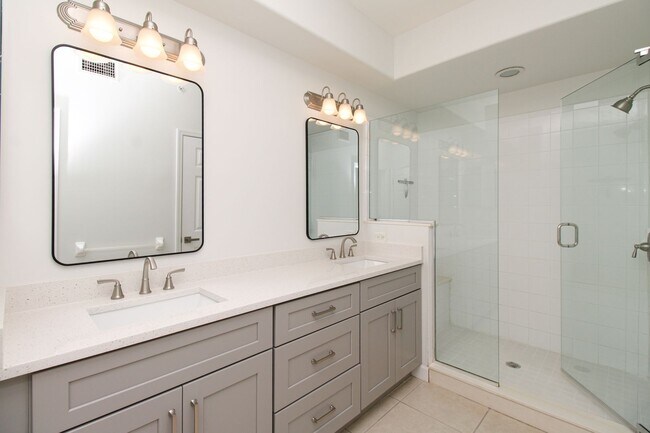 Photo - ** BEAUTIFUL UPDATED UNFURNISHED 2 BED PLU... Unidad 1302