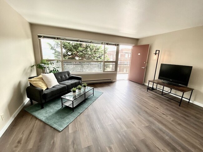 Photo - 700 E Mercer