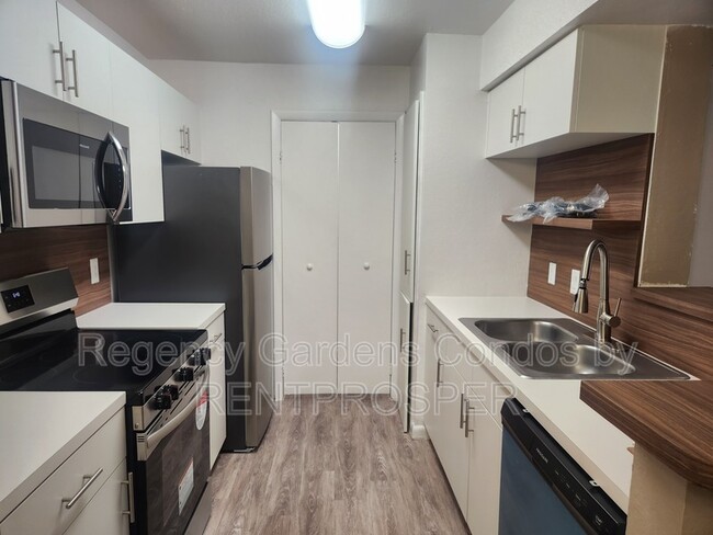 Building Photo - 5540 Devonbriar Way Unit 103