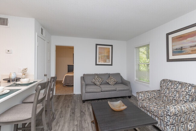 1BR, 1BA - 588SF - Living Room